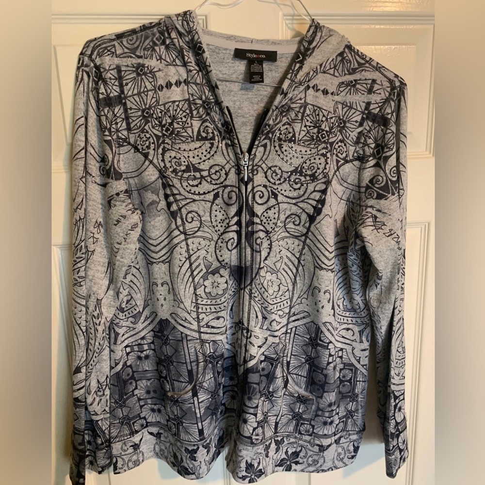 Style & Co. women’s zip up sweater/jacket. Size L.  Black and gray